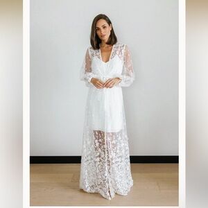 Le Rose Elegant White Lace Robe, Slip, and tie.